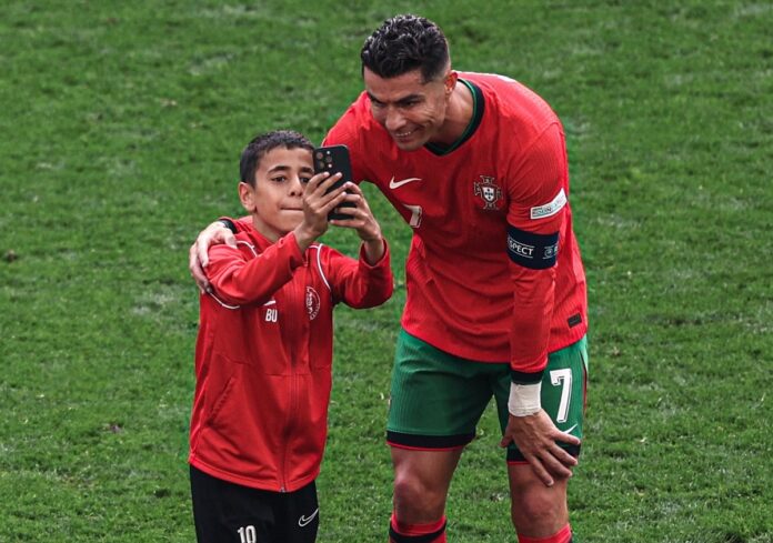 كريستيانو رونالدو مع أحد المشجعين في مباراة تركيا والبرتغال في يورو 2024